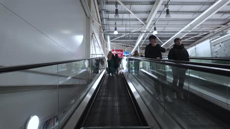 Aufsteigend-Auf-Dem-Gehweg-Oder-Fahrsteig-In-Einem-Supermarkt-In-London,-England