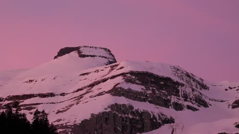 Sonnenaufgang-über-Einer-Schneebedeckten-Bergkette-Aus-Einer-Faszinierenden-Drohnenperspektive