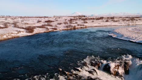 Río-De-Pesca-De-Salmón-Con-Cascada-De-Arbaejarfoss-Durante-El-Invierno-Nevado-Al-Atardecer