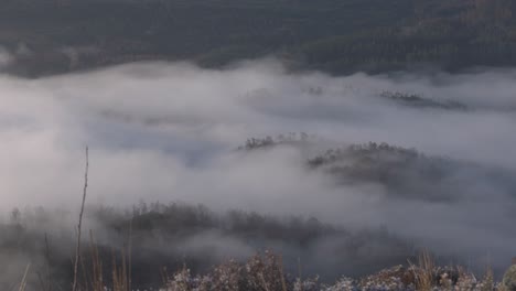 Weitwinkelaufnahme-Von-Tiefliegendem-Nebel-In-Einem-Tal-Im-Schottischen-Hochland
