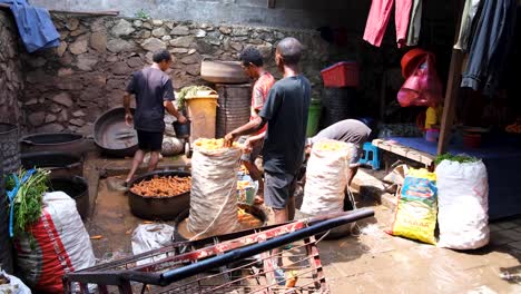 Las-Personas-Que-Trabajan-Limpiando-Los-Agricultores-Locales-Producen-En-El-Mercado-De-Frutas-Y-Verduras-De-Taibesi-En-La-Ciudad-Capital-De-Timor-Oriental,-En-El-Sudeste-De-Asia