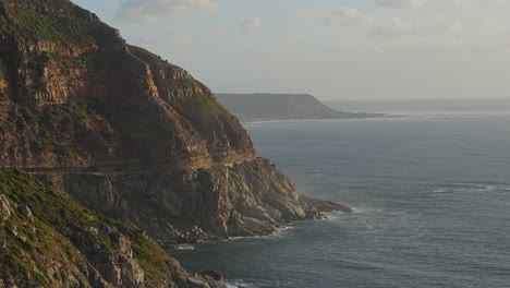 Después-De-La-Puesta-De-Sol,-Escena-De-La-Carretera-Costera-De-Chapman&#39;s-Peak-En-Ciudad-Del-Cabo,-Sudáfrica