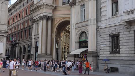 Menschenmenge,-Touristen,-Die-In-Der-Fußgängerzone-In-Mailand,-Italien-Spazieren