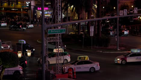 Erhöhte-Ansicht-Des-Verkehrs-Auf-Dem-Bellagio-Drive-In-Las-Vegas-Bei-Nacht