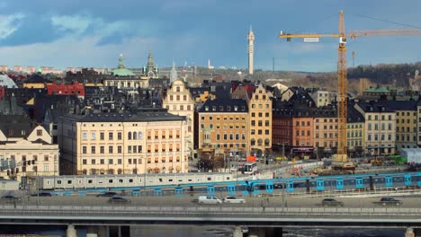 Statische-Ansicht-Der-U-Bahn-Und-Des-Autoverkehrs-Durch-Die-Altstadt-Von-Stockholm,-Schweden