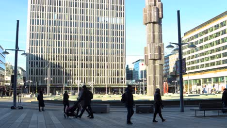 Menschen-Gehen-Am-Stadtplatz-Sergels-Torg-In-Stockholm,-Schweden,-Statisch