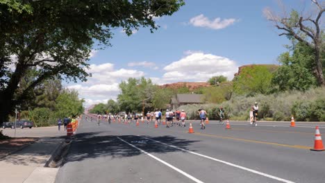 Plano-Amplio-En-Cámara-Lenta-De-Corredores-Y-Ciclistas-En-El-Ironman-70-De-Salud-Entre-Montañas