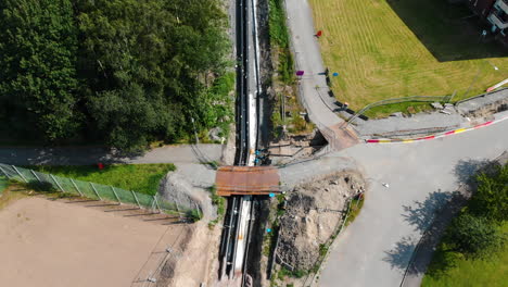 Toma-Aérea-De-Tubería-De-Calefacción,-Sitio-De-Construcción-Al-Aire-Libre