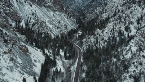 Carretera-Sobre-Imponentes-Montañas-Escarpadas-Del-Cañón-American-Fork-Durante-El-Invierno-En-Utah,-Estados-Unidos