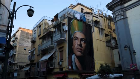 Panorámica-Hacia-Abajo-De-Gennaro-Graffiti-Realista-En-Las-Calles-Arenosas-De-Nápoles