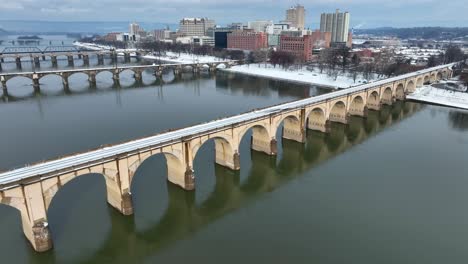 Susquehanna-River-Mit-Brücken-In-Eine-Schneebedeckte-Stadt-In-Den-USA