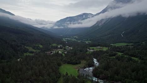 Vista-Aérea,-Panorámica-Lentamente-A-Través-De-Un-Valle-Noruego-Cerca-De-Gudbrandsjuvet