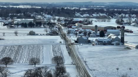 Ländliche-Amerikanische-Landschaft-Mit-Schnee-Bedeckt