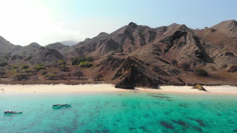 Türkisfarbenes-Wasser-Und-Steile,-Schroffe-Hügel-Von-Pantai-Merah-Auf-Der-Insel-Padar-Im-Komodo-Nationalpark,-Indonesien