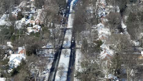 Schöne-Verschneite-Stadt-Im-Winter-Mit-Fahrenden-Autos-Auf-Der-Hauptstraße