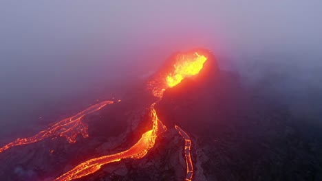 4K-Drohnenaufnahmen-Aus-Der-Luft-Zeigen-Einzigartige-Lavaaufnahmen-Inmitten-Nebliger,-Bergiger-Landschaften-Islands-Und-Bieten-Eine-Umfassende-Und-Visuell-Beeindruckende-Perspektive-Auf-Die-Raue-Schönheit-Der-Natur.