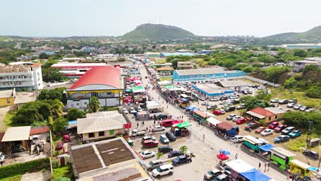 Un-Dron-Desciende-A-Una-Bulliciosa-Calle-Cerrada-En-Preparación-Para-La-Gran-Marcha-Del-Carnaval-En-Curazao.