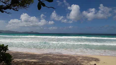 Fantástica-Toma-De-Seguimiento-De-La-Playa-De-Grand-Anse-En-Las-Seychelles.