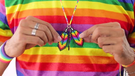 Detalle-De-Un-Joven-Con-Camiseta-Del-Orgullo-Lgbtq-Arcoíris-Y-Collar-De-Arcoíris