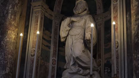 Luz-En-La-Estatua-De-La-Pared-En-La-Catedral-De-Palermo,-Italia