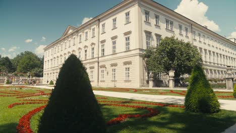 Sonnenaufgang-über-Schloss-Mirabell-Mit-Blühenden-Blumen-Und-Der-Festung-Hohensalzburg-In-Der-Ferne,-Klarer-Himmel