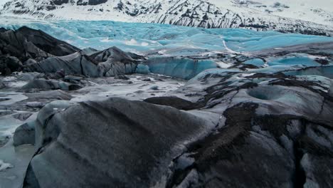 Imágenes-Aéreas-únicas-Capturadas-Por-Un-Dron-Cinematográfico-De-4k-Muestran-Los-Dramáticos-Tonos-Azulados-Y-Grises-De-Los-Glaciares-En-Islandia.