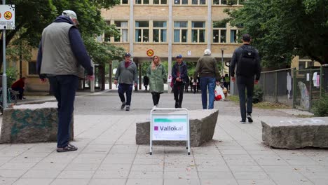 Timelapse-De-Votantes-Por-Mesa-Electoral-El-Día-De-Las-Elecciones-En-Suecia