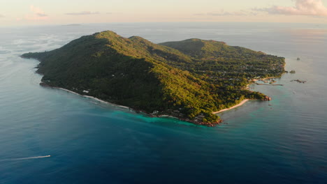 Vista-Panorámica-De-Una-Hermosa-Isla-En-Medio-Del-Océano-índico