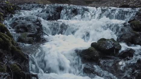 Video-Zum-Frühlingsbeginn-Eines-Kleinen-Flusses