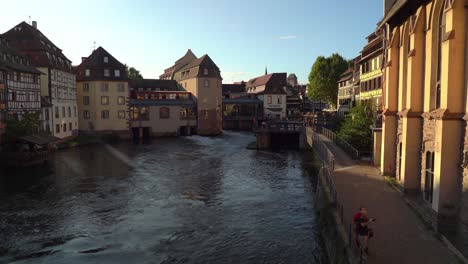 Das-Viertel-Petite-France-Liegt-Auf-Der-Westseite-Des-Grande-Le-In-Straßburg,-Frankreich-Und-Umfasst-Das-Historische-Zentrum-Der-Stadt.