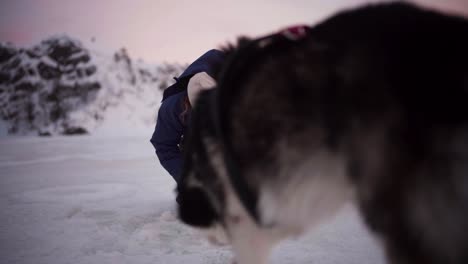 Ein-Mann,-Der-Von-Seinem-Hund-Begleitet-Wurde,-Landete-Beim-Eisfischen-In-Bessaker,-Provinz-Trondelag,-Norwegen,-Gekonnt-Einen-Fisch-–-Statische-Aufnahme