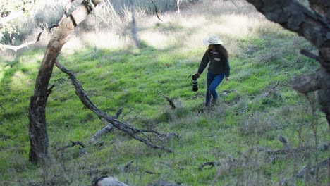 Mujer-Fotógrafa-Ranchera-Vagando-Por-El-Bosque-En-Busca-De-Vida-Silvestre.