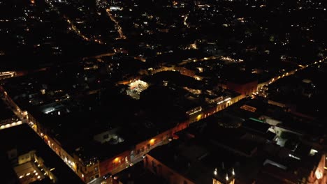 Vogelperspektive-über-Jardin-Allende,-Kiosco-Picorete,-El-Campanario-Und-Parroquia-De-San-Miguel-Arcangel-In-San-Miguel-De-Allende-Bei-Nacht