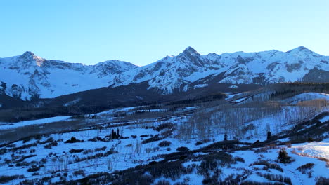 Caída-Lenta-En-El-Valle-De-La-Cordillera-Sawatch-En-Colorado-Durante-La-Puesta-De-Sol