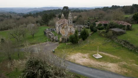 El-Dron-Asciende-Para-Exhibir-Los-Terrenos-De-La-Iglesia-Y-El-Cementerio-De-La-Iglesia-De-Santa-María-De-Salamonde-En-San-Amaro,-España.