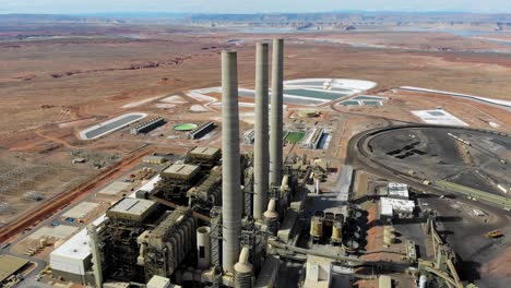 Una-Toma-De-Drone-De-La-“estación-Generadora-Navajo”,-Una-Enorme-Planta-De-Energía-Alimentada-Con-Carbón-Y-Un-Complejo-Industrial-Con-Altas-Chimeneas,-En-Medio-Del-Desierto-De-La-Nación-Navajo,-Ubicada-Cerca-De-Page,-Arizona