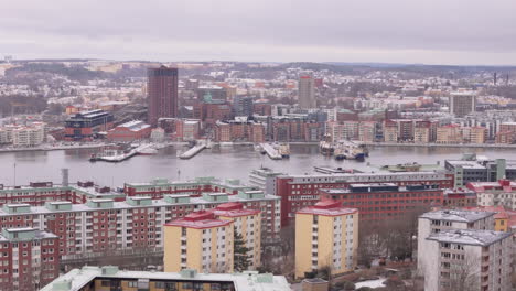 Vista-Aérea-Del-Paisaje-Urbano-De-Invierno-En-Camiones-Sobre-El-Río-Gota-Alv-En-Gotemburgo,-Suecia