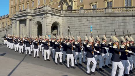 Guardias-Marchan-Por-El-Palacio-Real-En-Suecia-El-Día-Nacional,-Slomo