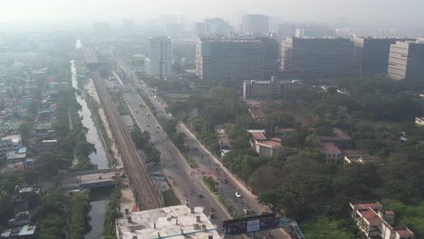 Toma-Aérea-De-Niebla-Del-área-Comercial-De-Chennai-Con-Edificios-Corporativos-Al-Amanecer