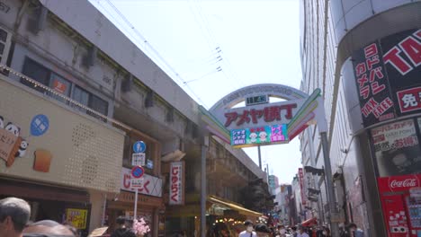 Tokio-Straße,-Markteingang,-Japan