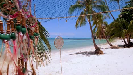 Atrapa-Al-Soñador-Cuelga-De-Una-Palmera-En-La-Playa-Paradisíaca-Tropical,-Playa-De-Arena-Blanca-Y-Aguas-Cristalinas-Y-Cristalinas-Del-Océano.