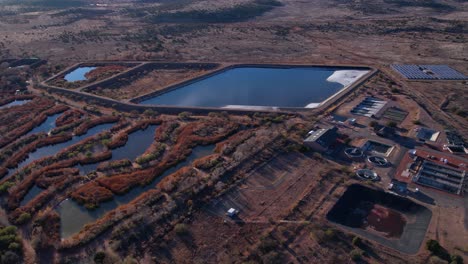 Los-Humedales-De-Sedona-Preservan-Arizona,-EE.UU.,-Vista-Aérea,-Instalación-De-Tratamiento-De-Aguas-Residuales-En-Un-Paisaje-Desértico,-Disparo-De-Drones