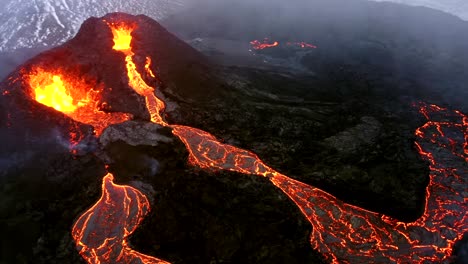 Luftaufnahmen-Einer-4K-Drohne-Zeigen-Den-Einzigartigen-Anblick-Zweier-Nebeneinander-Liegender-Vulkane,-Die-Beide-Schnell-Lava-Ausstoßen,-Während-Geschmolzene-Ströme-Nach-Unten-Strömen