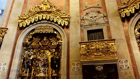 Religiöse-Vergoldete-Holzschnitzereien-Im-Inneren-Der-Igreja-Dos-Clérigos-In-Porto