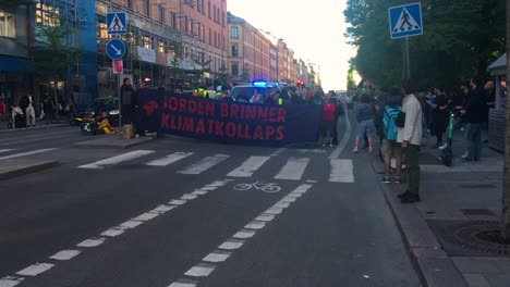Manifestantes-Y-Policías-En-Una-Manifestación-Medioambiental-En-Estocolmo