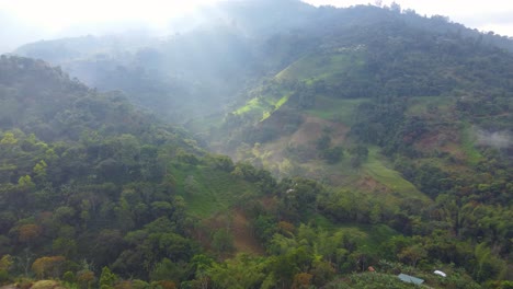 Rayos-De-Sol-A-Través-De-La-Niebla-Sobre-La-Ladera-Tropical-En-Risaralda,-Colombia