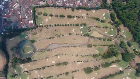 Enorme-Campo-De-Golf-En-La-Ciudad-De-Magelang,-Indonesia,-Vista-Aérea-De-Drones