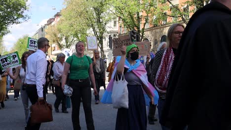 Mujeres-Jóvenes-Con-Carteles-Marchan-Y-Cantan-En-Una-Protesta-Climática-En-Suecia