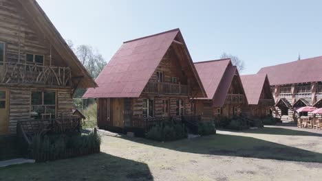 Rückwärtsaufnahme-Einer-Reihe-Einzigartiger-Holzhaus-Cottages,-Mexiko