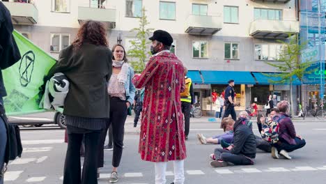 Manifestantes-Con-Pancartas-Y-En-El-Suelo-En-Una-Manifestación-Climática,-Suecia